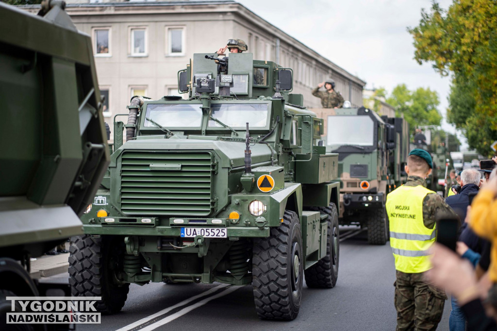 Defilada 18 Pułku Saperów z Niska w Stalowej Woli