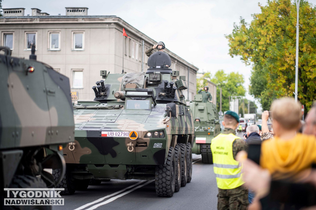 Defilada 18 Pułku Saperów z Niska w Stalowej Woli