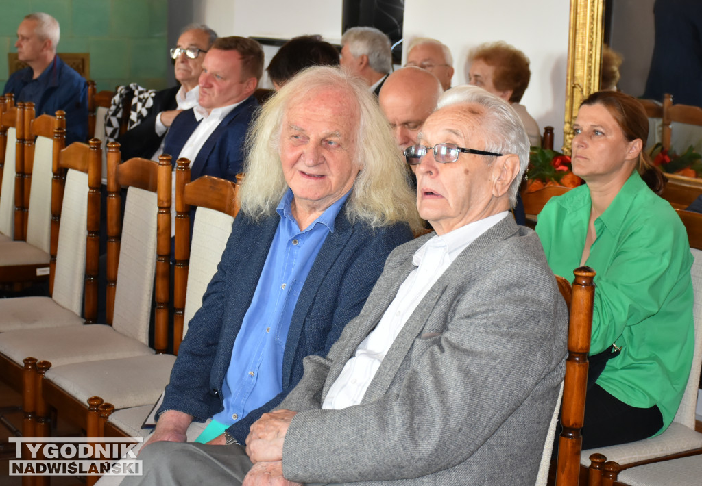 Uhonorowanie Cezarego Łutowicza podczas sesji
