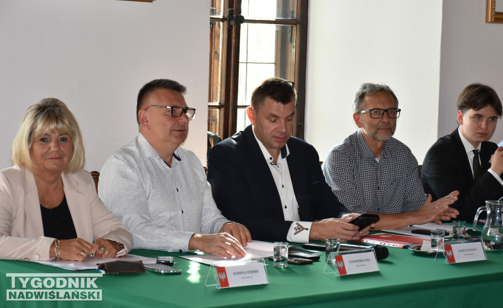 Uhonorowanie Cezarego Łutowicza podczas sesji