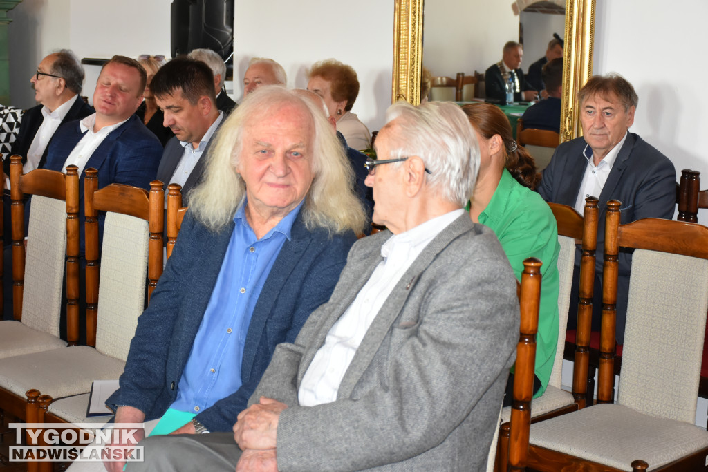 Uhonorowanie Cezarego Łutowicza podczas sesji