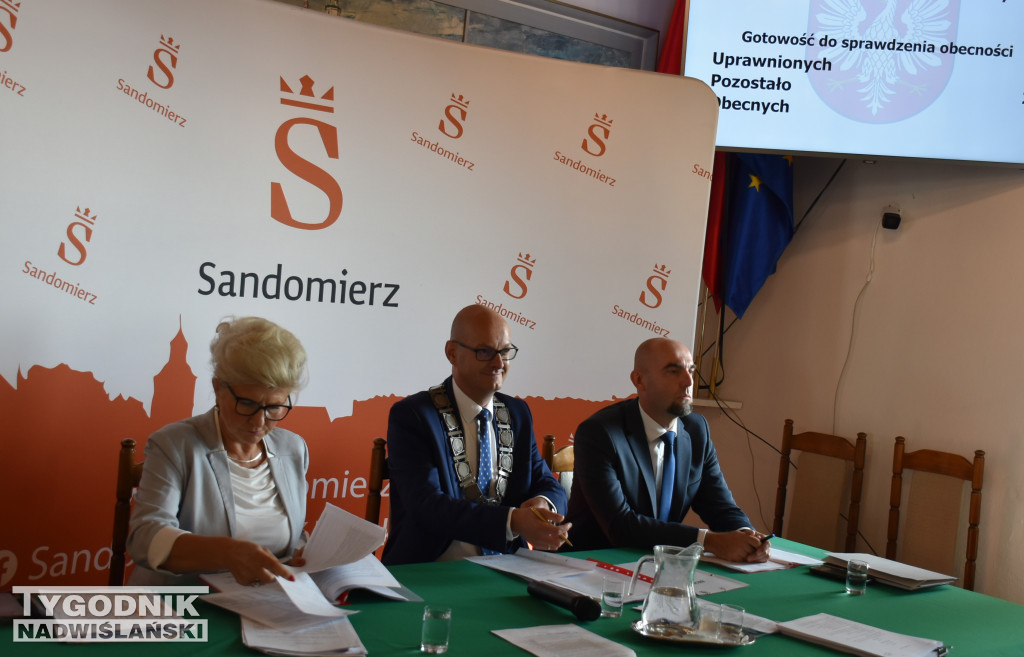 Uhonorowanie Cezarego Łutowicza podczas sesji