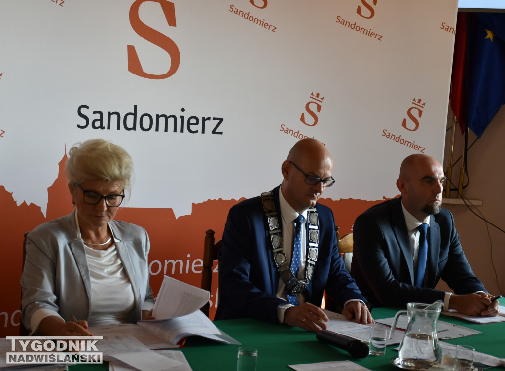 Uhonorowanie Cezarego Łutowicza podczas sesji