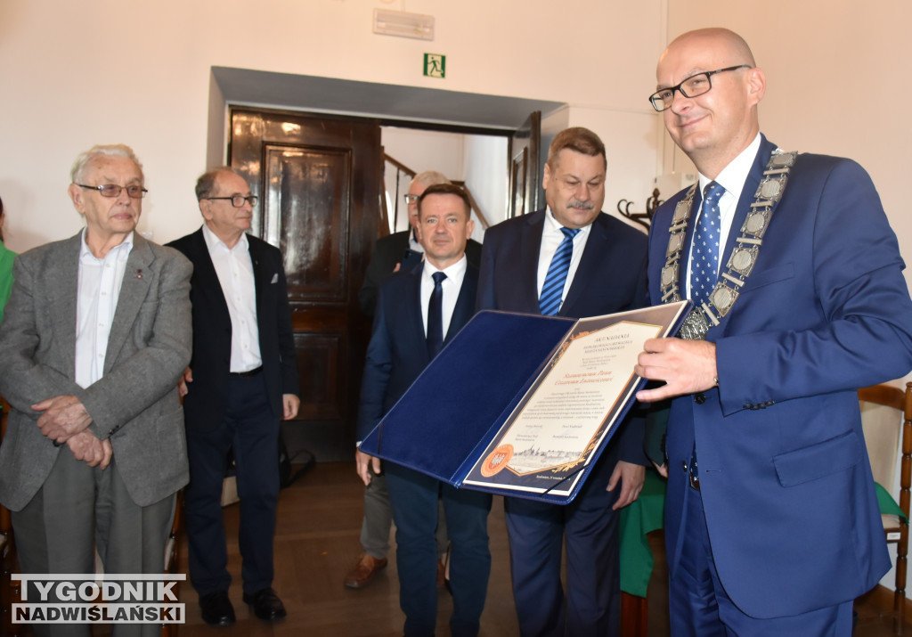Uhonorowanie Cezarego Łutowicza podczas sesji