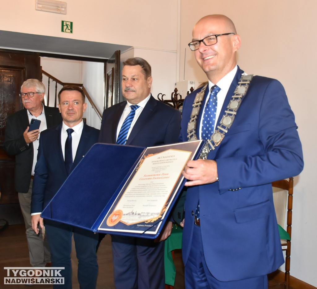 Uhonorowanie Cezarego Łutowicza podczas sesji