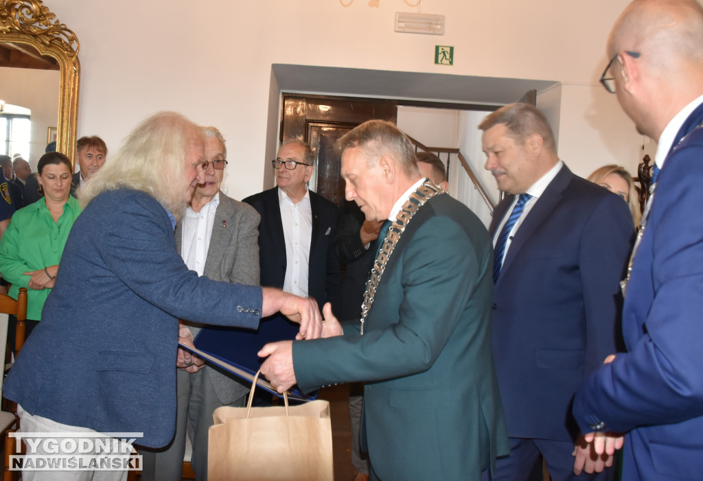 Uhonorowanie Cezarego Łutowicza podczas sesji