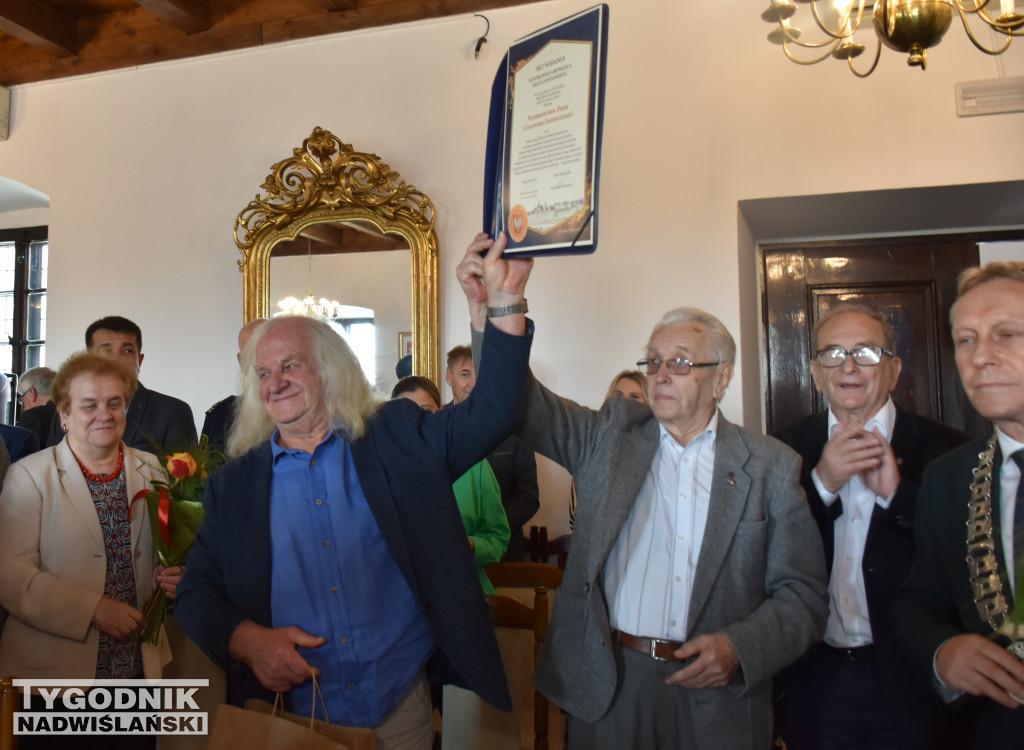 Uhonorowanie Cezarego Łutowicza podczas sesji
