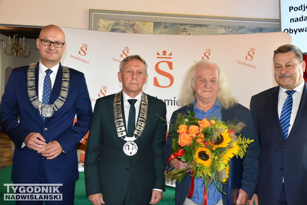 Uhonorowanie Cezarego Łutowicza podczas sesji