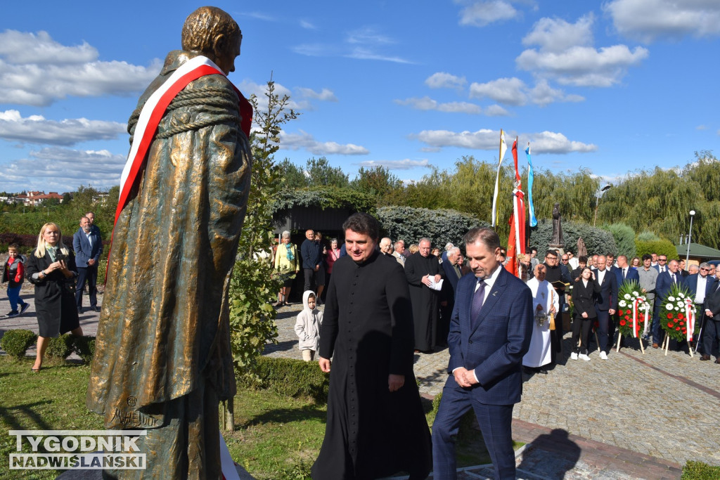 W Staszowie odsłonięto pomnik ks. J. Popiełuszki