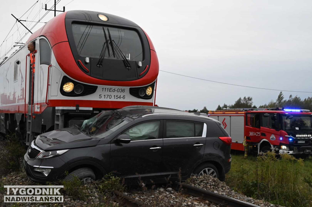 Wypadek auta i pociągu w Tarnobrzegu