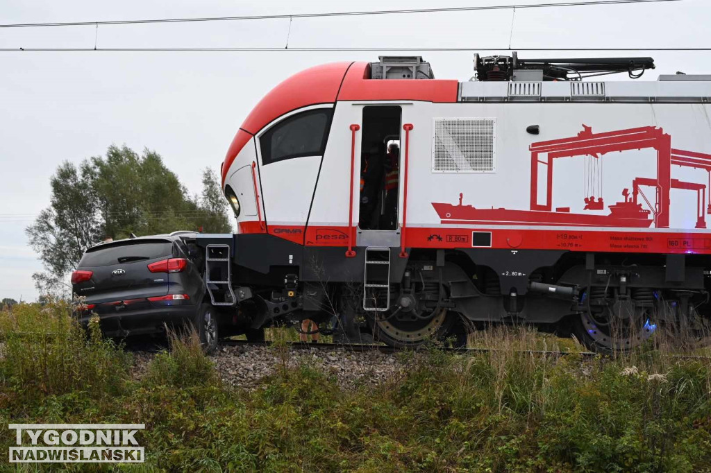 Wypadek auta i pociągu w Tarnobrzegu