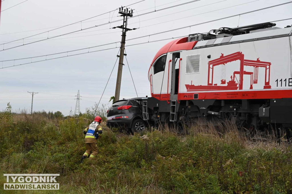 Wypadek auta i pociągu w Tarnobrzegu