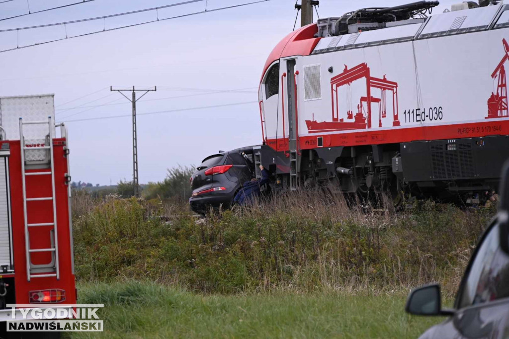 Wypadek auta i pociągu w Tarnobrzegu