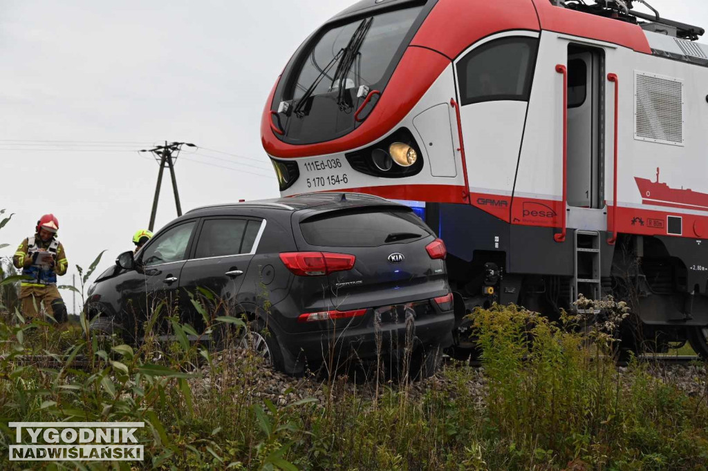 Wypadek auta i pociągu w Tarnobrzegu