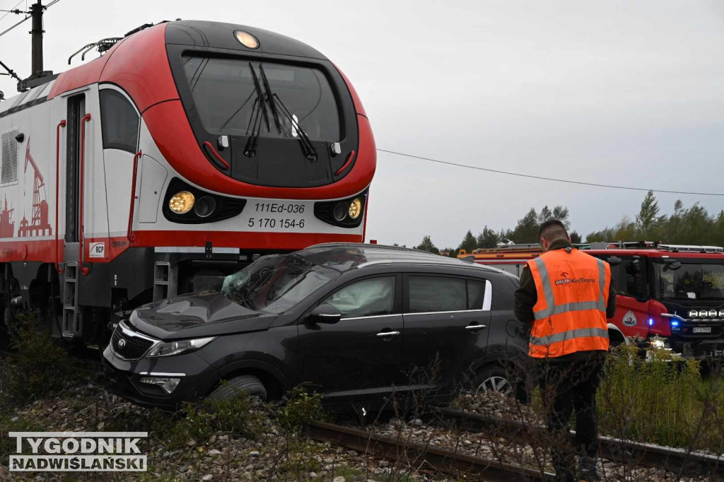 Wypadek auta i pociągu w Tarnobrzegu