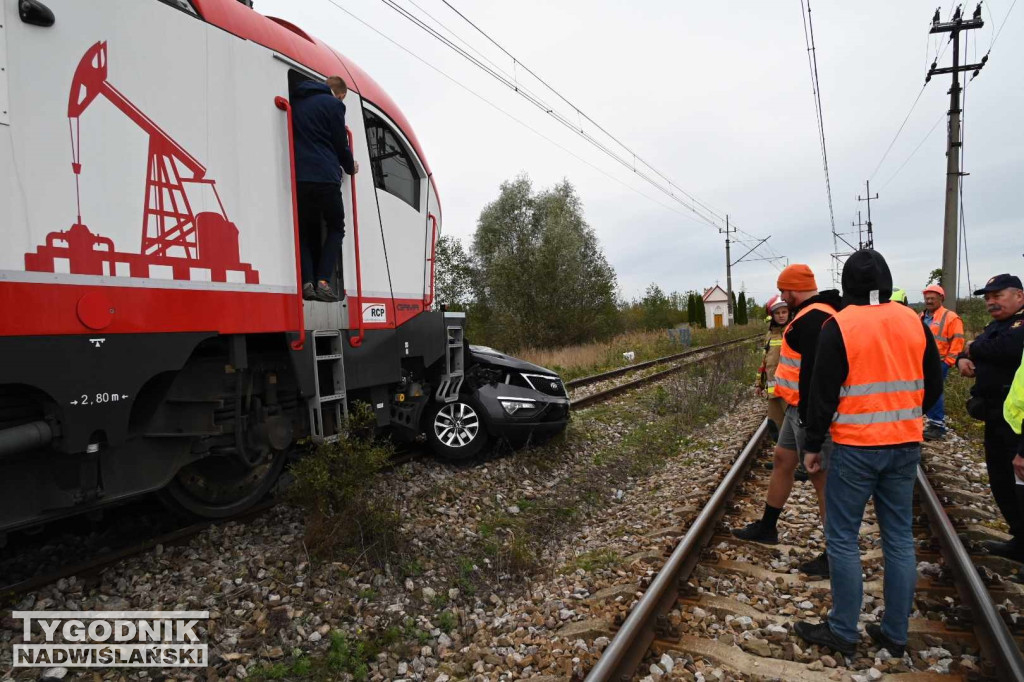 Wypadek auta i pociągu w Tarnobrzegu