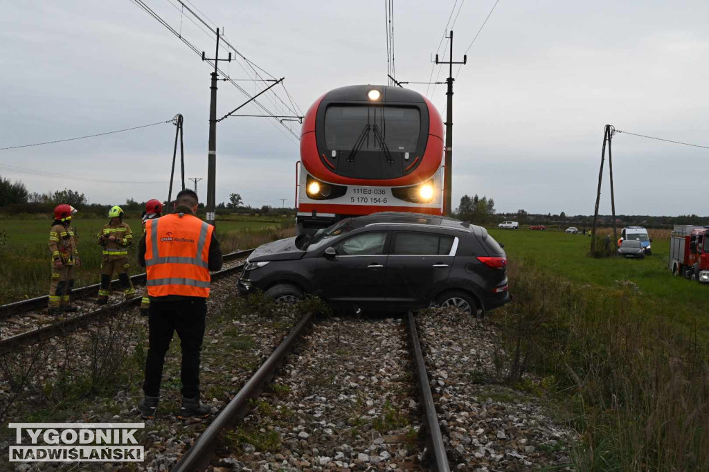 Wypadek auta i pociągu w Tarnobrzegu