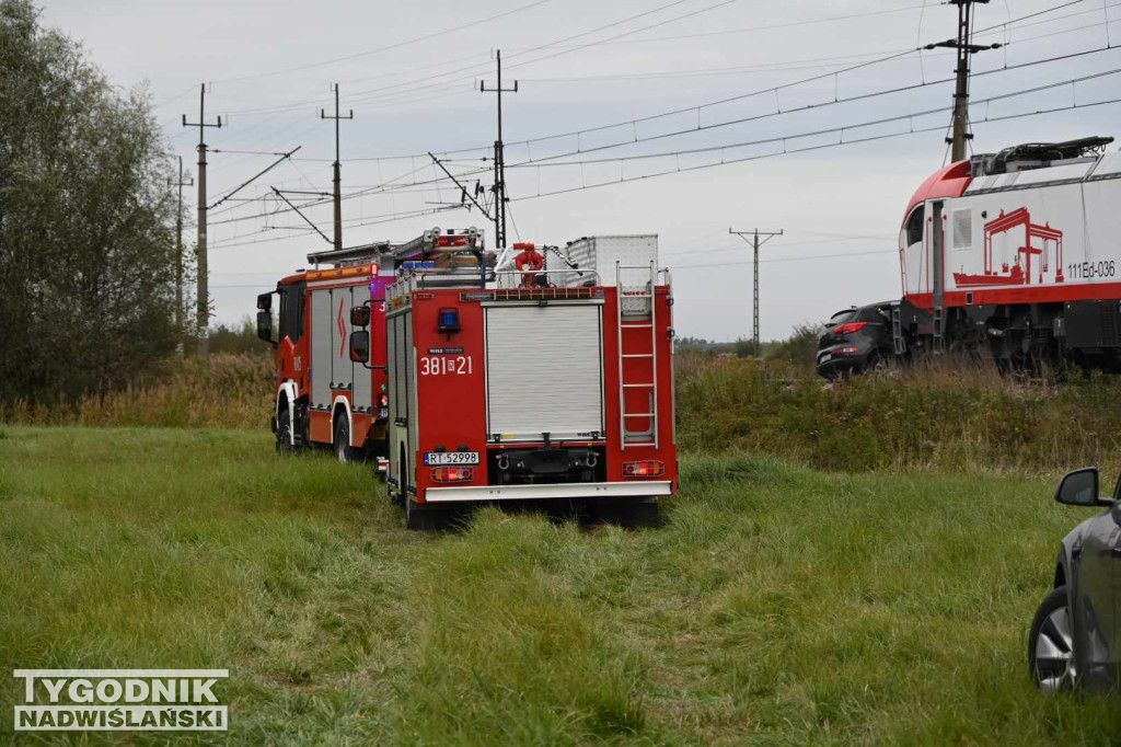 Wypadek auta i pociągu w Tarnobrzegu