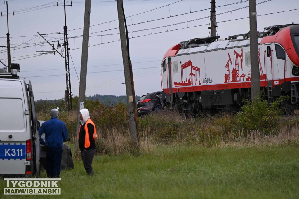 Wypadek auta i pociągu w Tarnobrzegu