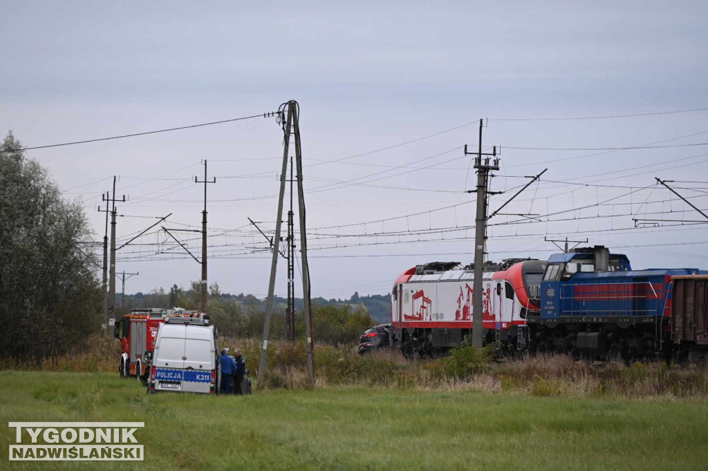 Wypadek auta i pociągu w Tarnobrzegu