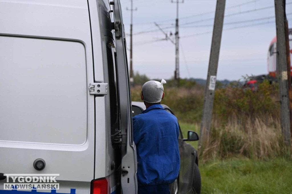 Wypadek auta i pociągu w Tarnobrzegu