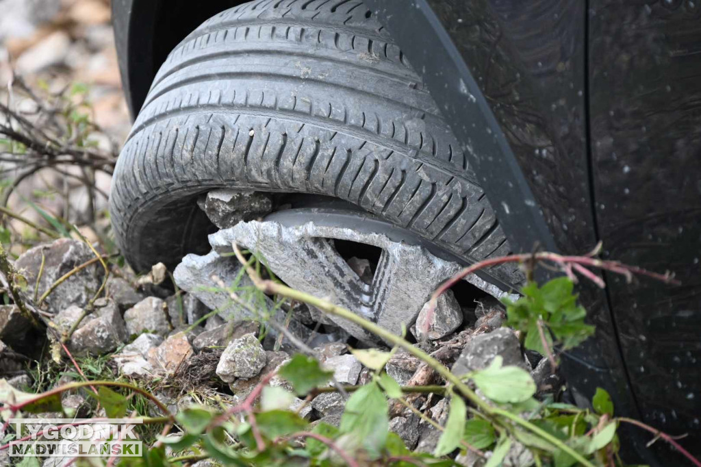 Wypadek auta i pociągu w Tarnobrzegu