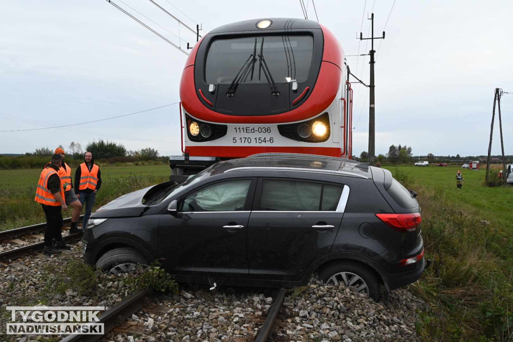 Wypadek auta i pociągu w Tarnobrzegu