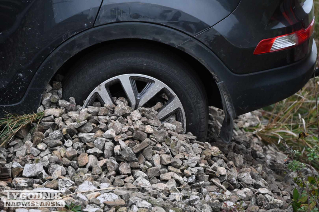 Wypadek auta i pociągu w Tarnobrzegu