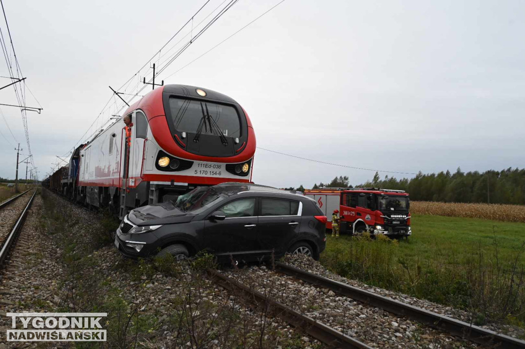 Wypadek auta i pociągu w Tarnobrzegu