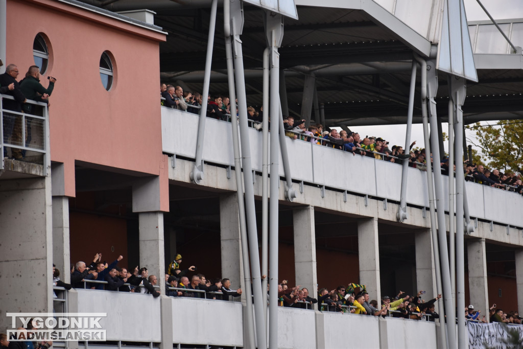 Kibice Wisły Kraków pod stadionem w Tarnobrzegu