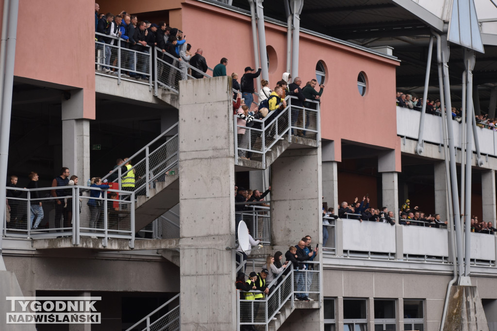 Kibice Wisły Kraków pod stadionem w Tarnobrzegu