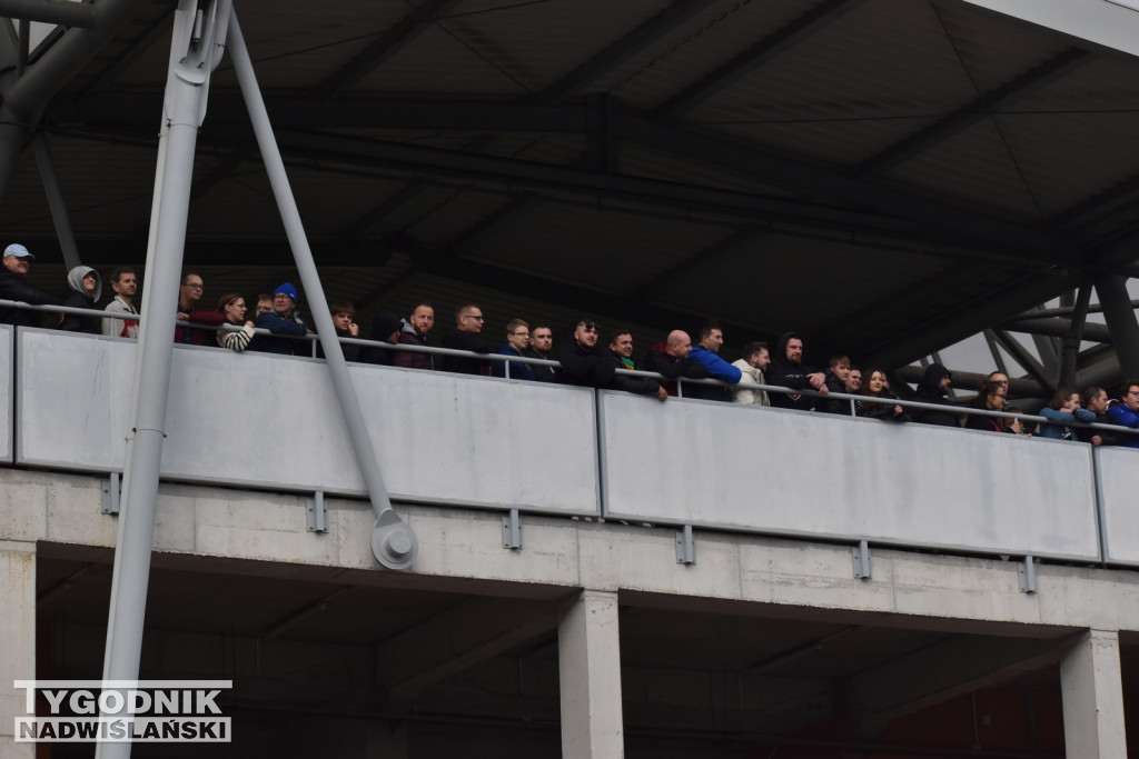 Kibice Wisły Kraków pod stadionem w Tarnobrzegu