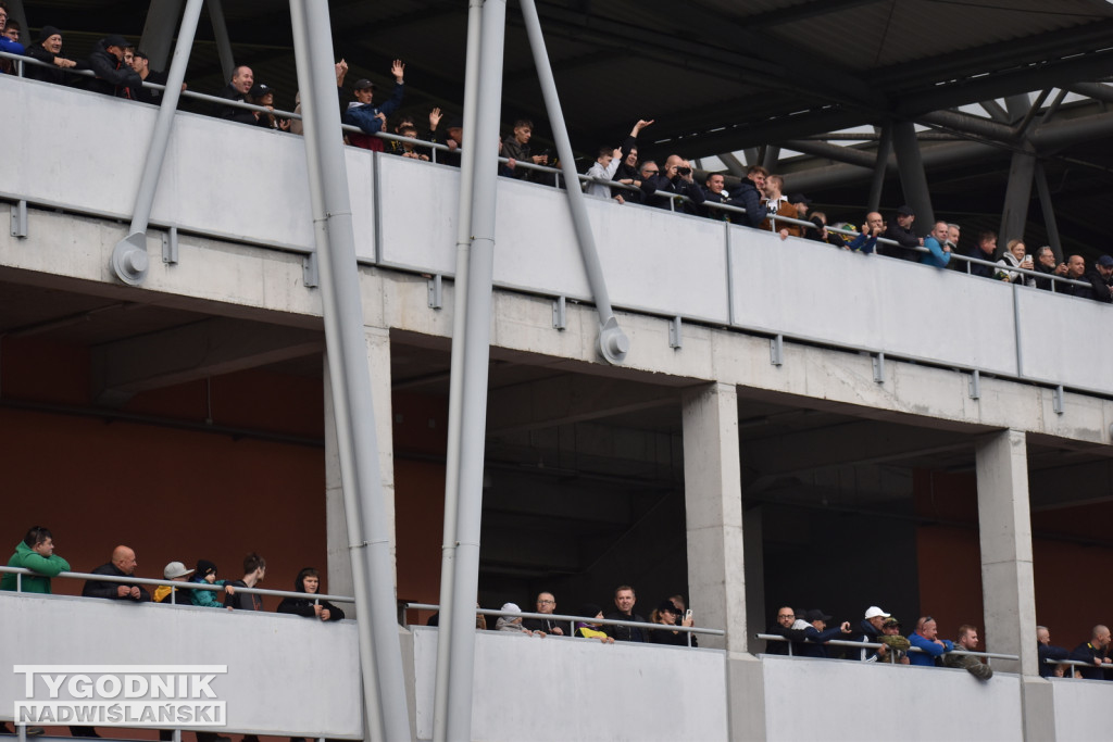 Kibice Wisły Kraków pod stadionem w Tarnobrzegu