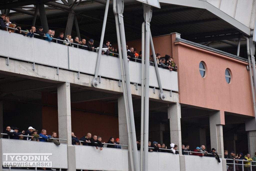 Kibice Wisły Kraków pod stadionem w Tarnobrzegu