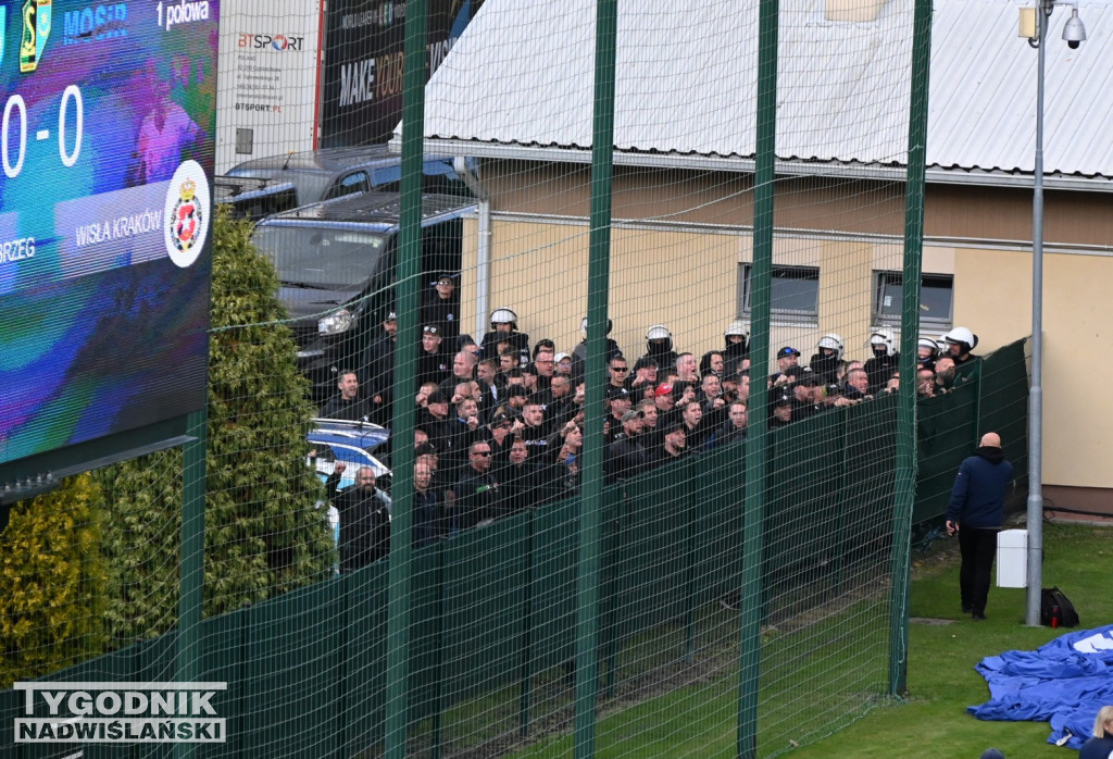 Kibice Wisły Kraków pod stadionem w Tarnobrzegu