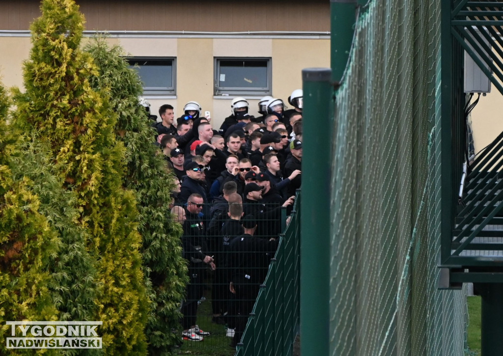 Kibice Wisły Kraków pod stadionem w Tarnobrzegu