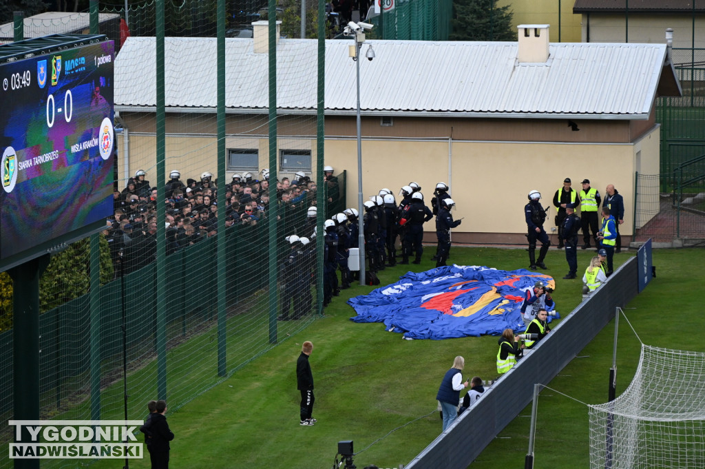 Kibice Wisły Kraków pod stadionem w Tarnobrzegu