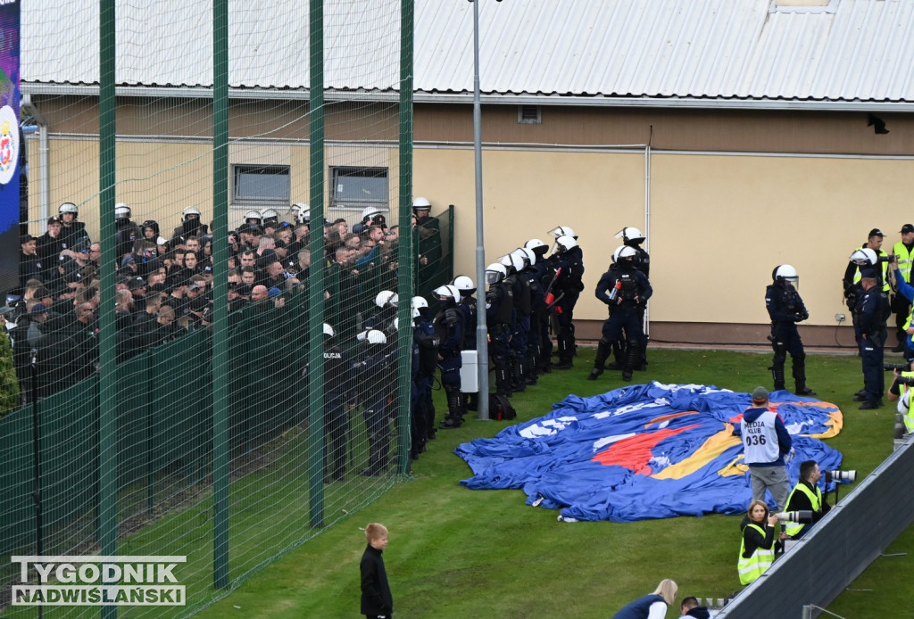 Kibice Wisły Kraków pod stadionem w Tarnobrzegu