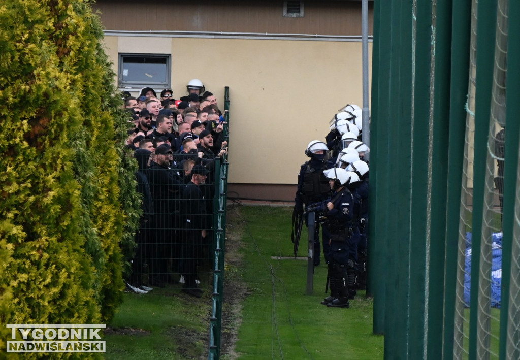 Kibice Wisły Kraków pod stadionem w Tarnobrzegu