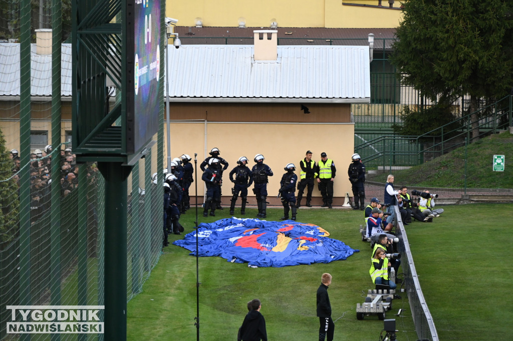 Kibice Wisły Kraków pod stadionem w Tarnobrzegu