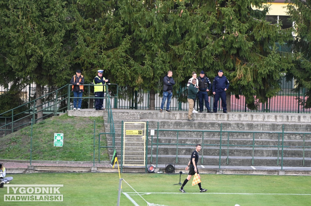 Kibice Wisły Kraków pod stadionem w Tarnobrzegu