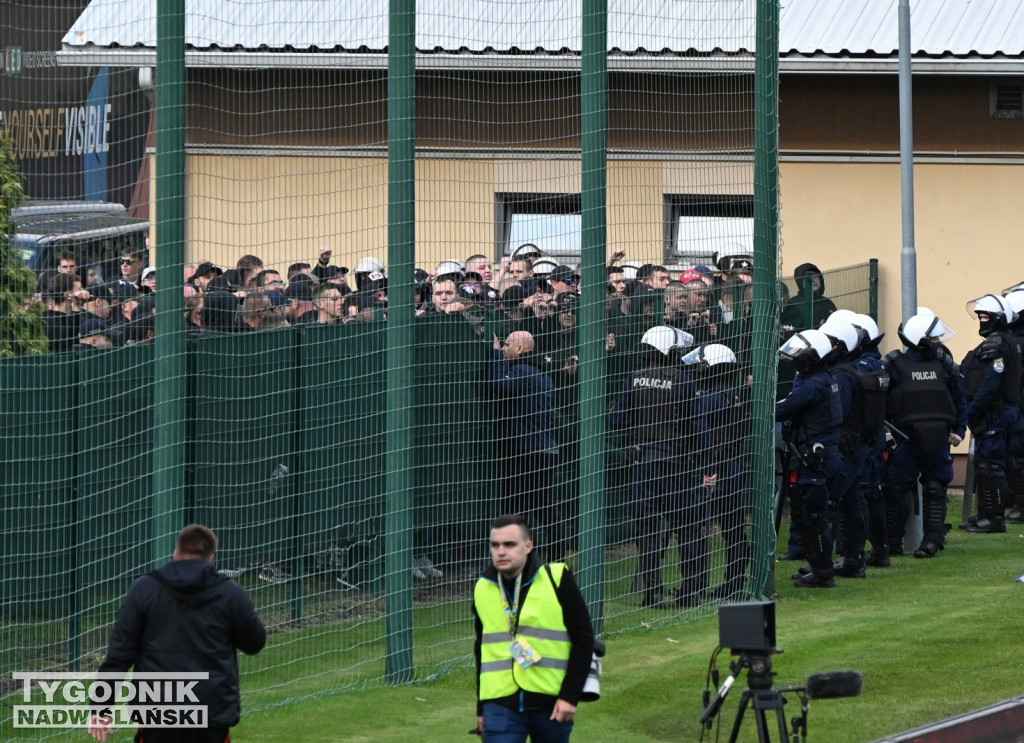 Kibice Wisły Kraków pod stadionem w Tarnobrzegu