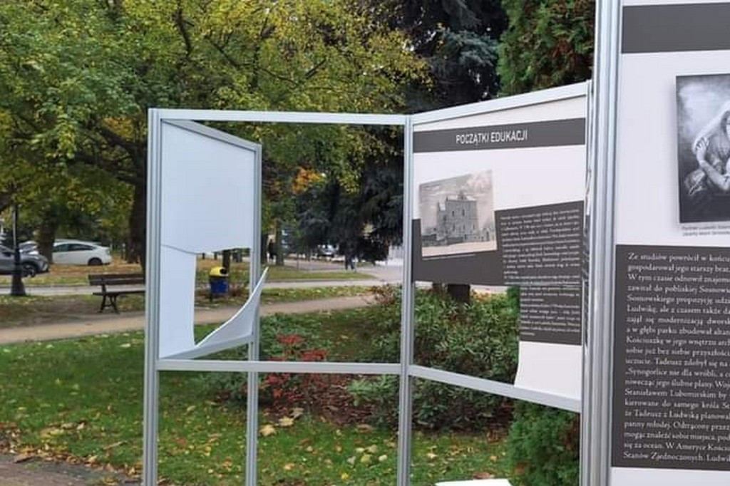 Zniszczone tablice w Połańcu