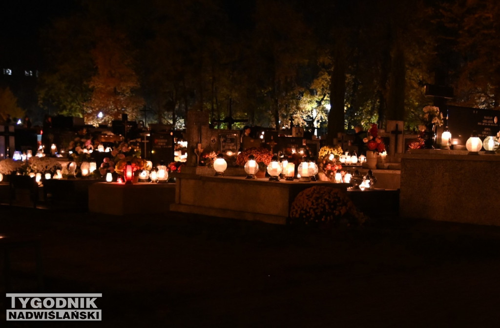 Tarnobrzeski cmentarz nocą