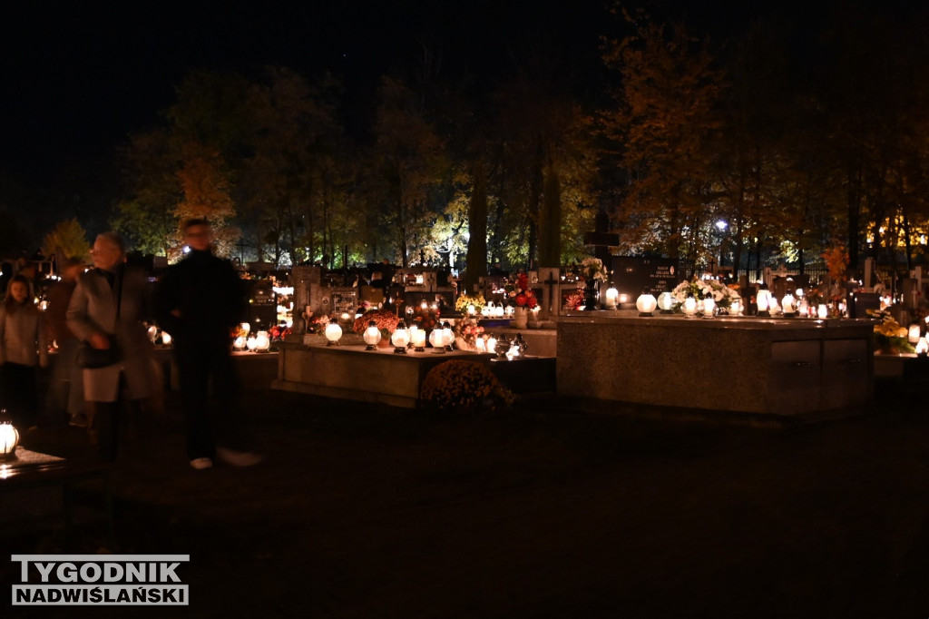 Tarnobrzeski cmentarz nocą