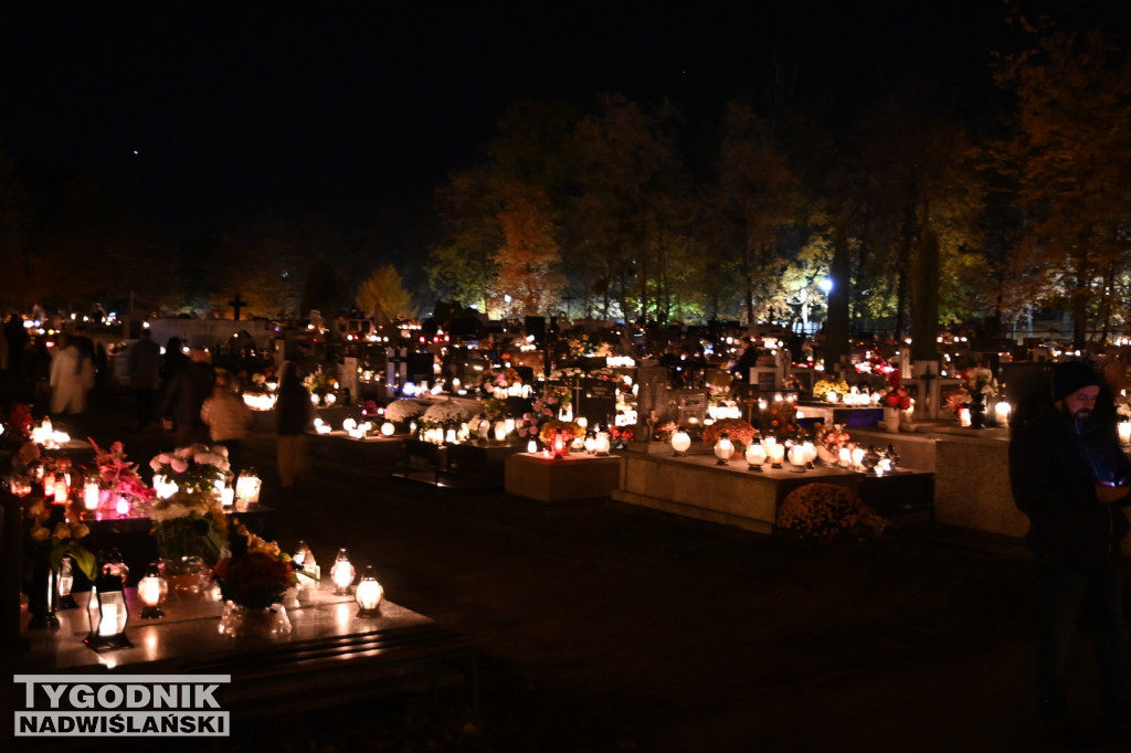 Tarnobrzeski cmentarz nocą