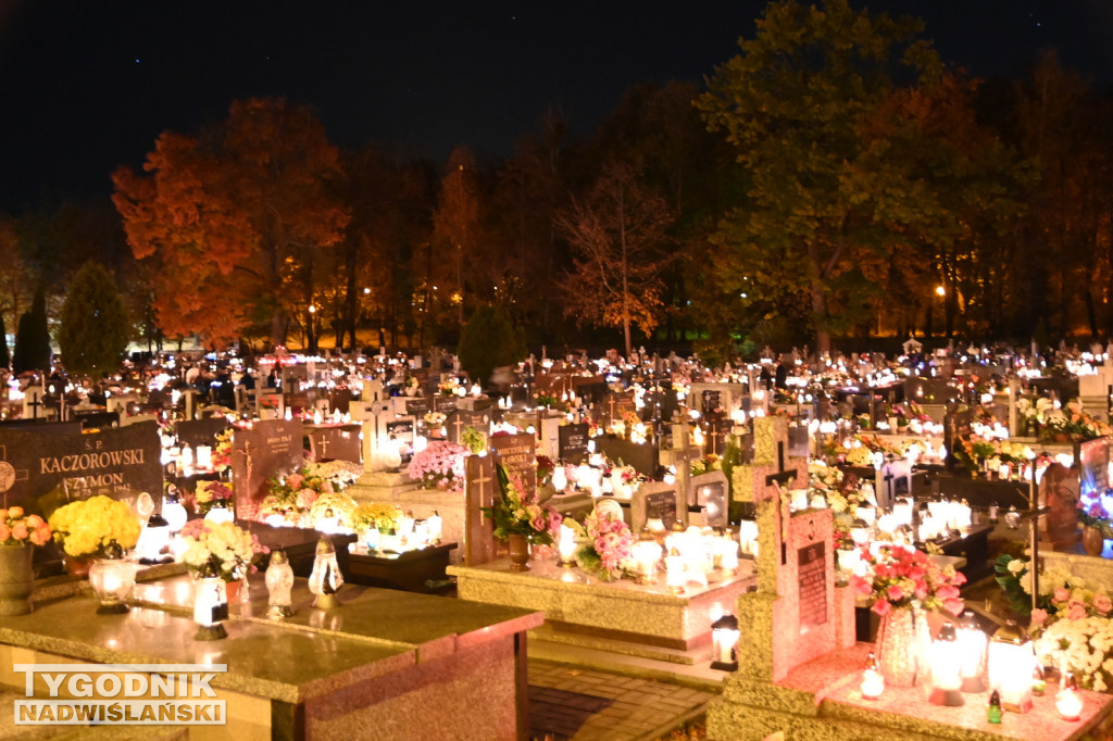 Tarnobrzeski cmentarz nocą