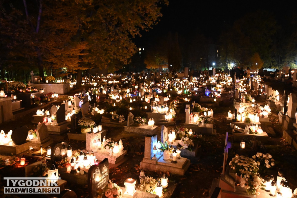 Tarnobrzeski cmentarz nocą