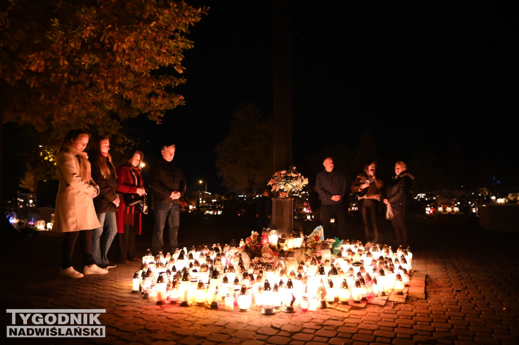 Tarnobrzeski cmentarz nocą