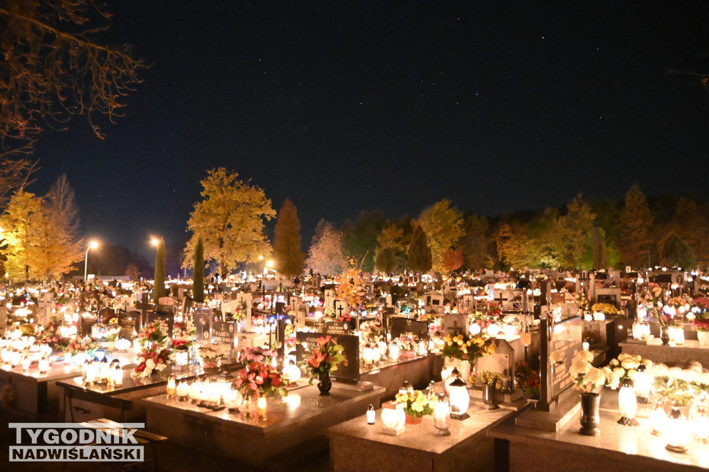 Tarnobrzeski cmentarz nocą